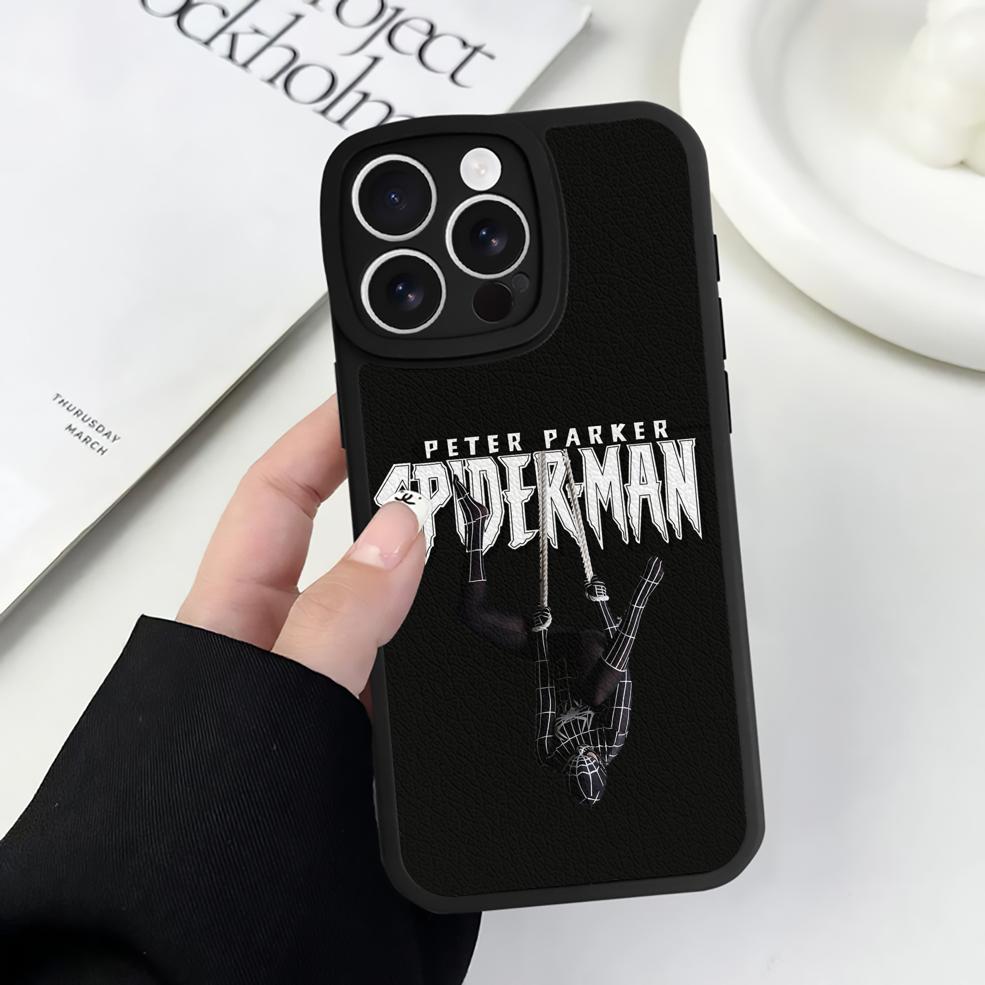 Spider Man スパイダーマン 【iPhone 16シリーズ対応】シリコンスマホケース（レザー調） 材質：シリコン